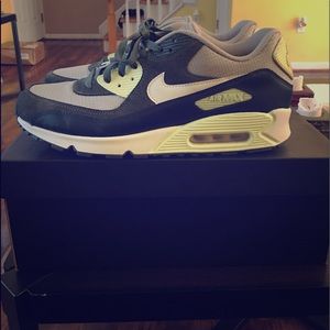 Green and gray Nike Airmax 90.